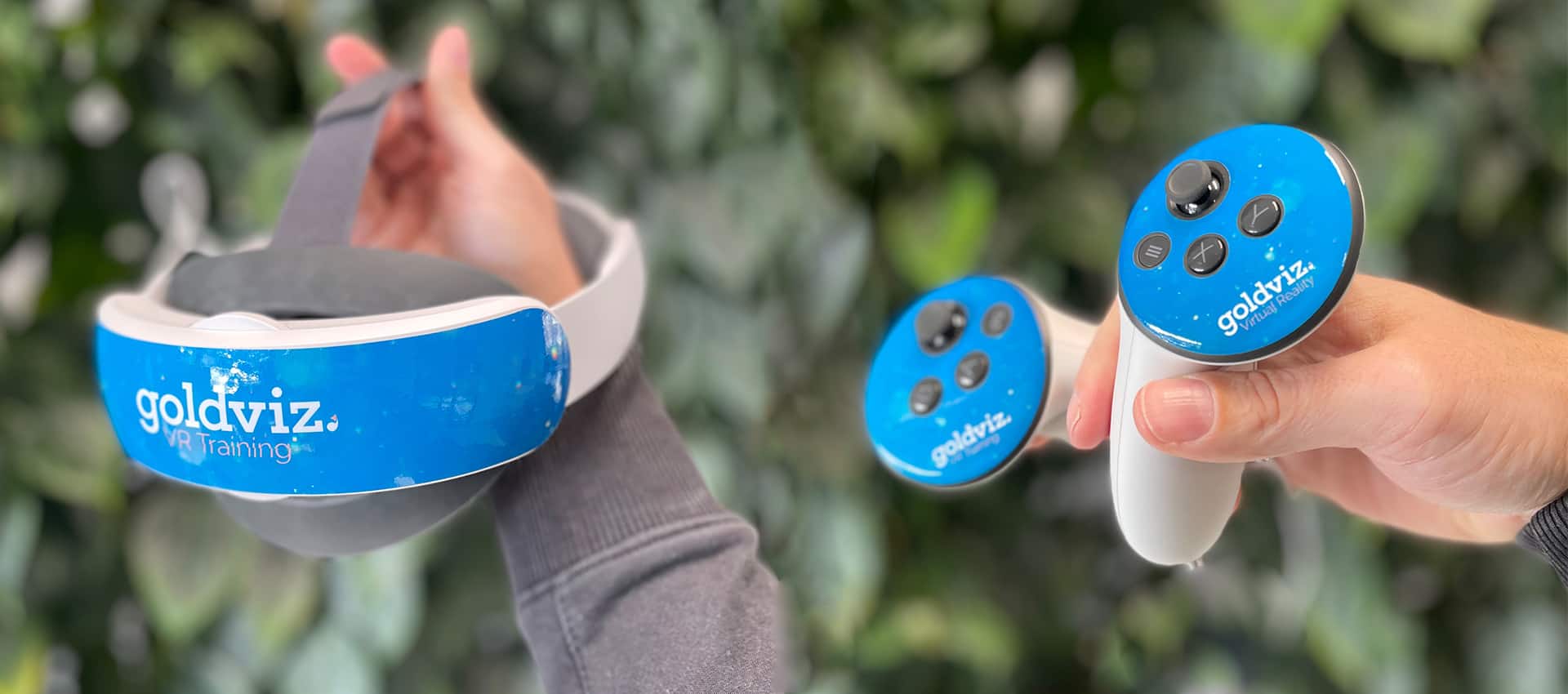 oculus quest 3 vr bril, elite strap en controllers met de goldviz sticker gemaakt met de vr bril sticker template.